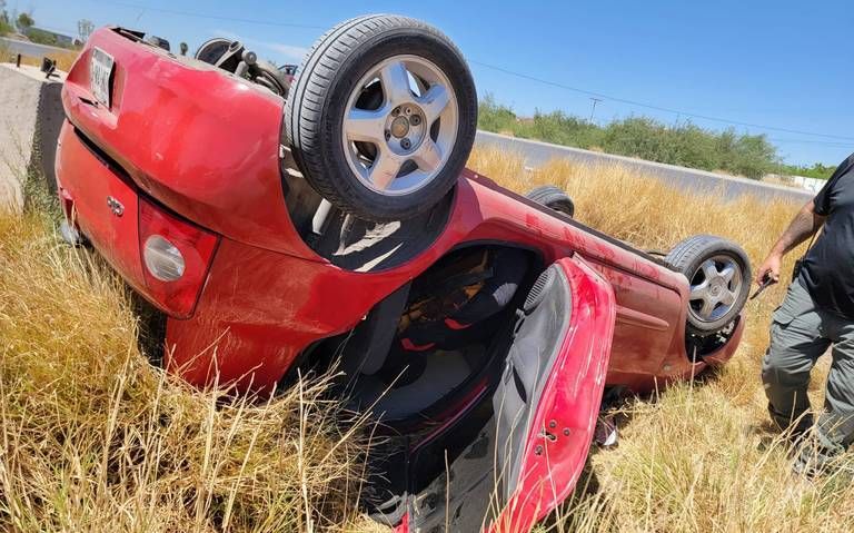 Auto queda abandonado tras volcadura