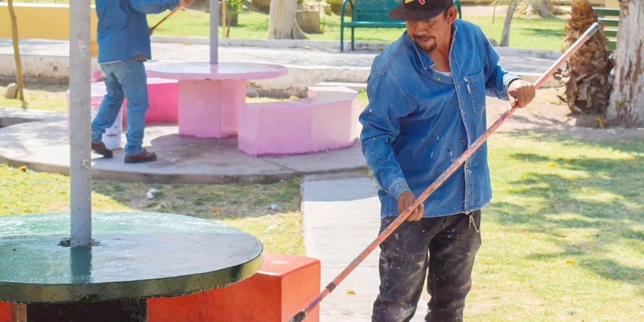 Realizan labores de mantenimiento en plazas públicas de Torreón