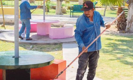 Realizan labores de mantenimiento en plazas públicas de Torreón