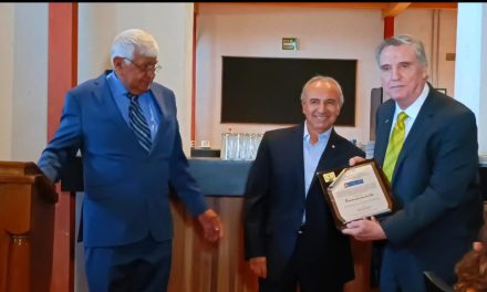 Entregan reconocimientos a compañeros de medios de comunicación