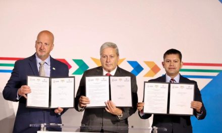Firma Chema Fraustro convenio para certificar a policía con agencia de EU