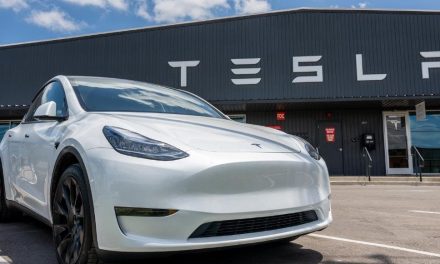 Tesla llama a revisión más de 125,000 vehículos por fallo en cinturón de seguridad