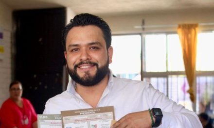 Emite el diputado Alberto Hurtado su voto