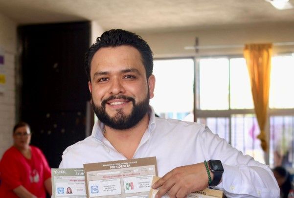 Emite el diputado Alberto Hurtado su voto