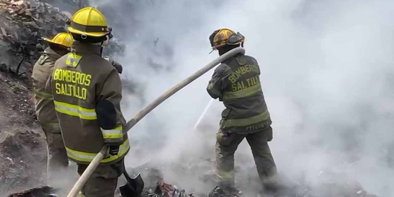 Atiende bomberos incendio en un arroyo de Saltillo