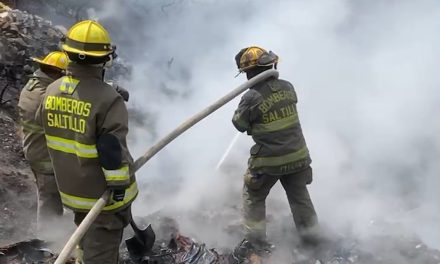 Atiende bomberos incendio en un arroyo de Saltillo