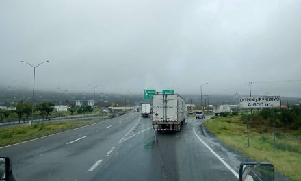 Sigue cerrada la autopista Saltillo-Monterrey; por la libre sí hay paso pero está colapsada