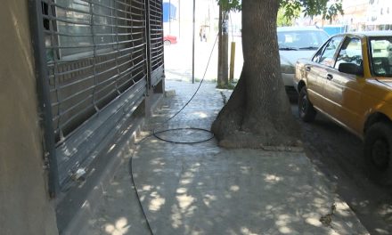 Cables tirados en la vía pública están reventados y son un peligro en Saltillo