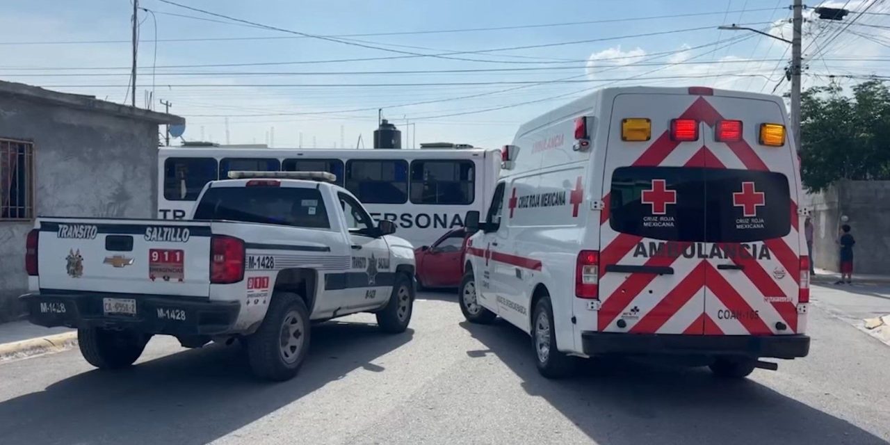 Camión se pasa alto y ocasiona choque en Saltillo