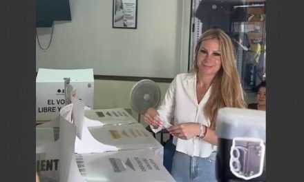 Amal Esper, candidata del PAN a la alcaldía emite su voto en Saltillo