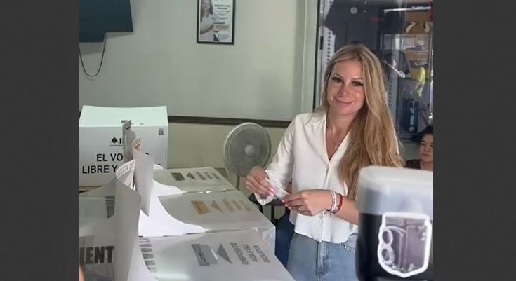 Amal Esper, candidata del PAN a la alcaldía emite su voto en Saltillo