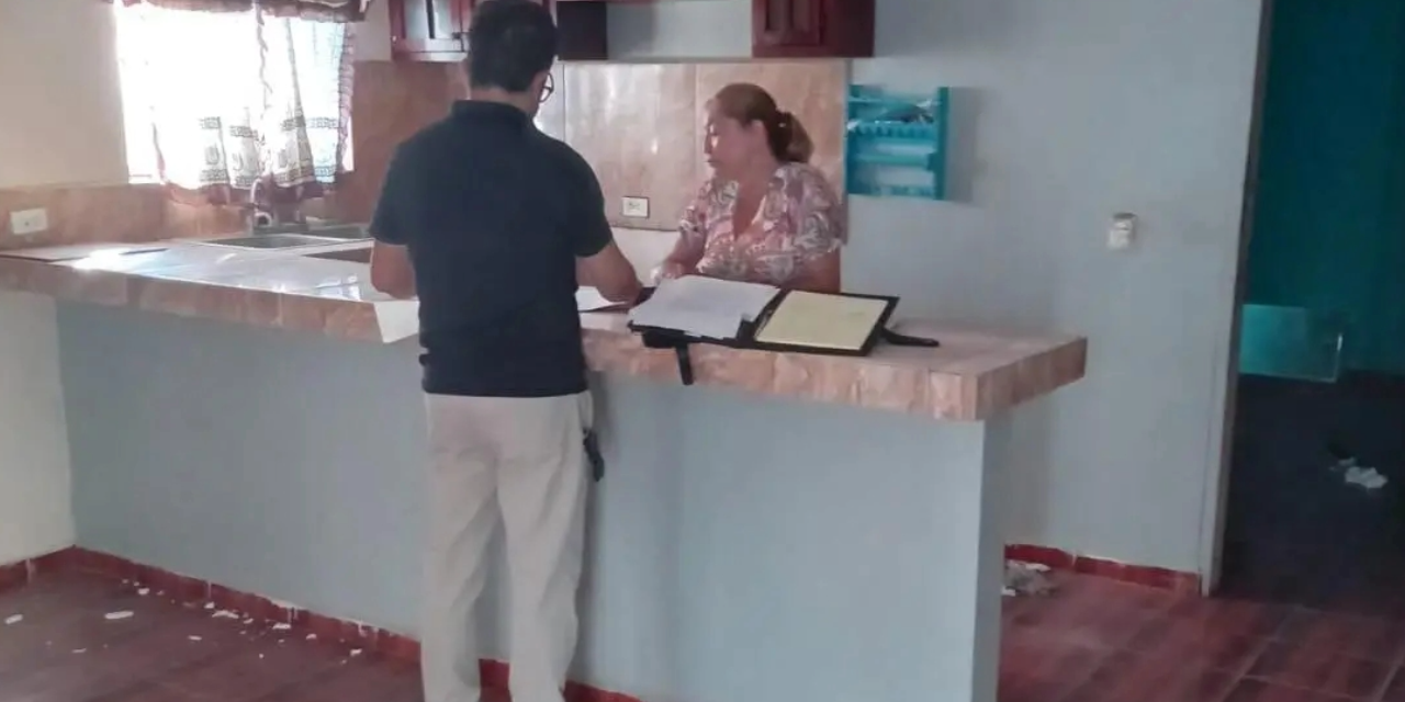Vecina de Sabinas recupera propiedad tras meses de lucha