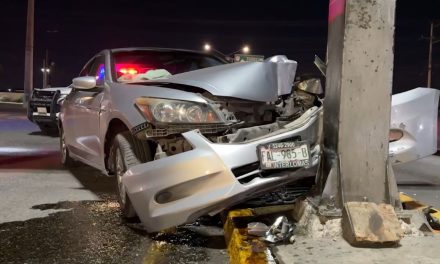 Hombre choca contra semáforo en Periférico