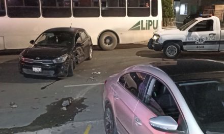 Conductora no hace alto y ocasiona choque en Saltillo