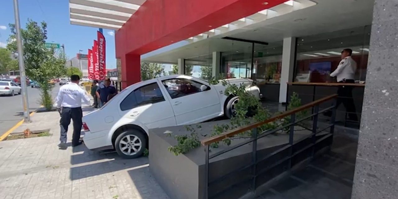 Choca y casi termina dentro de un restaurante en Saltillo
