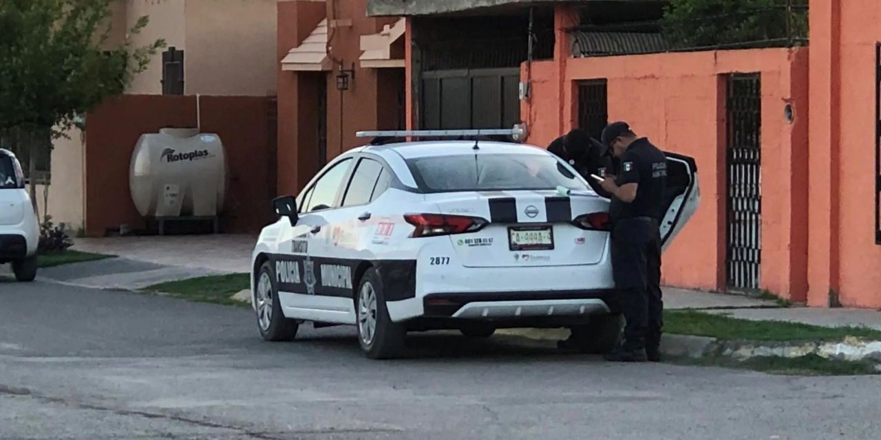 Conductora se pasa 4 altos y provoca choque en Sabinas