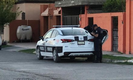 Conductora se pasa 4 altos y provoca choque en Sabinas
