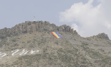 Colocación de bandera no fue un acto de provocación; afirma Kenia Bernal