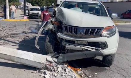 Conductor derriba un poste y deja sin luz a toda la colonia en Saltillo