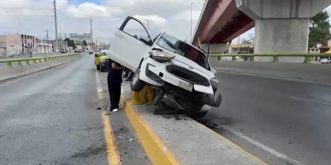 Conductor estuvo a nada de volcar en Saltillo