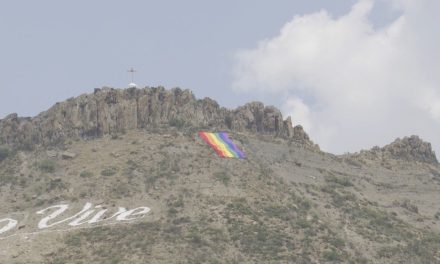 Con orgullo y dignidad luce bandera LGBTTTI