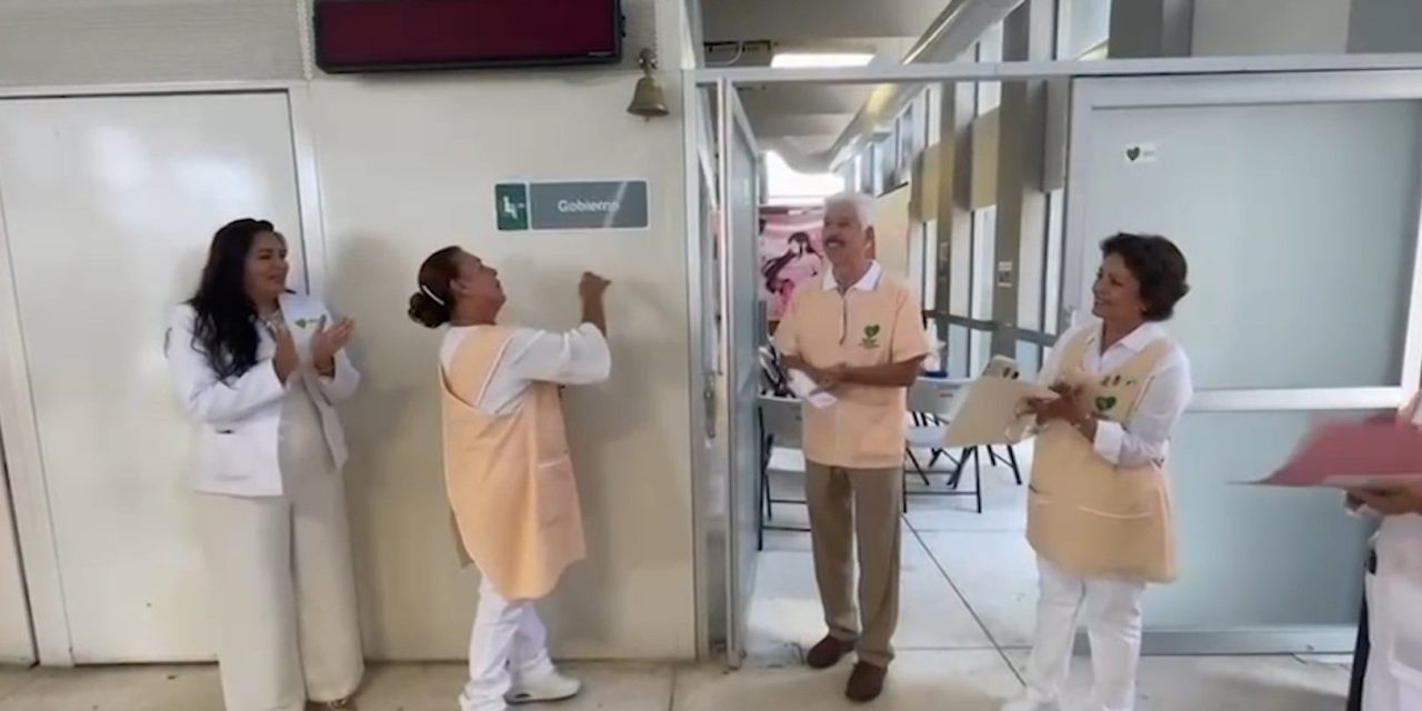 Con toque de campana anuncian alta de paciente que recibía tratamiento oncológico en el IMSS