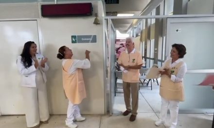 Con toque de campana anuncian alta de paciente que recibía tratamiento oncológico en el IMSS