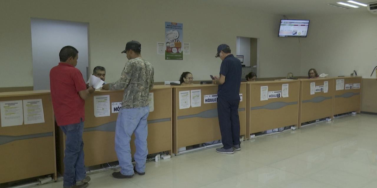 Acuden 19 mil contribuyentes a pagar derechos de control vehicular en Ramos Arizpe
