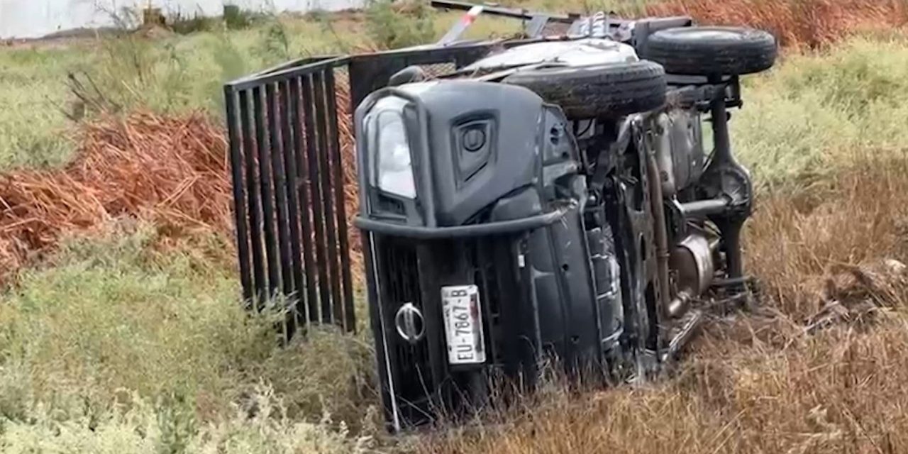 Da vuelta prohibida y lo vuelcan en Ramos Arizpe