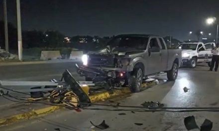 Hombre destroza el semáforo por ir ebrio en Saltillo