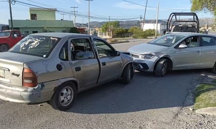 Dos vehículos se impactan y una mujer terminó lesionada en Parras
