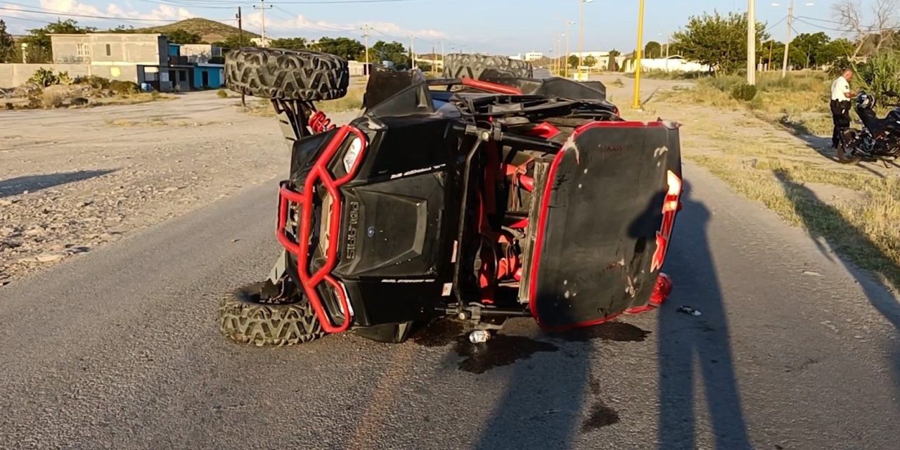 Dos mujeres vuelcan en un Razer y terminan con lesiones en Parras