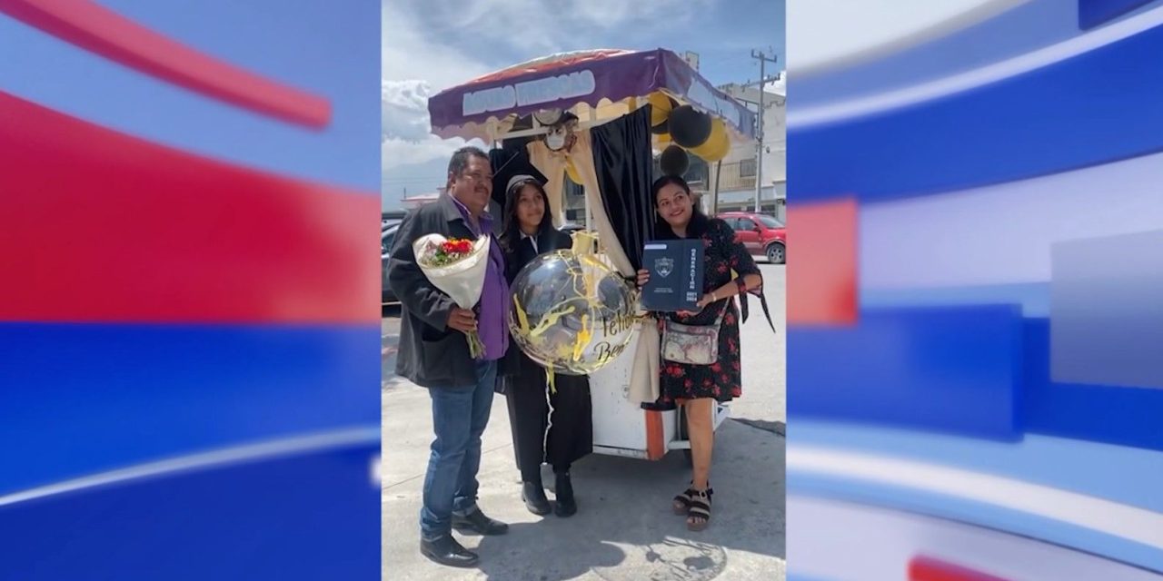 Joven graduada acude a su ceremonia en triciclo de aguas frescas
