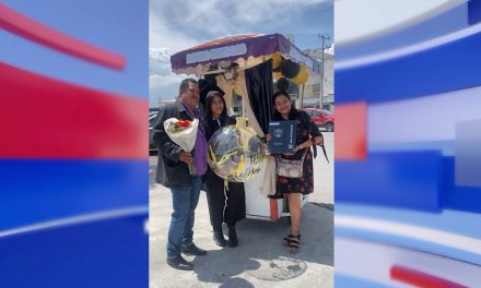 Joven graduada acude a su ceremonia en triciclo de aguas frescas