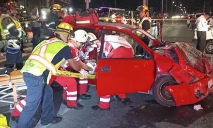 Saltillo: No respeta la luz roja y provoca accidente que los manda al hospital