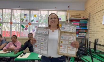 Acude Karen Sánchez a emitir su voto, candidata a la alcaldía de Arteaga
