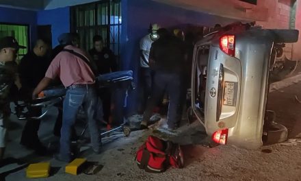 Lagunera vuelca su vehículo tras conducir en estado de ebriedad en Parras