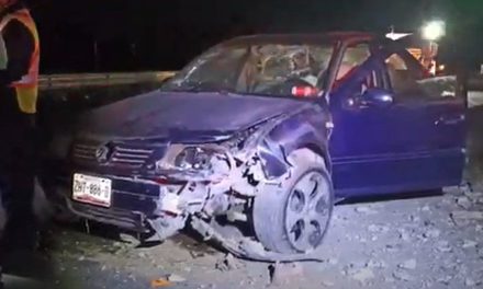 Hombre lesiona a su familia en accidente por no ver el muro de contención