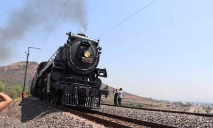 Dan el adiós a la locomotora más antigua, pasó nuevamente por Saltillo