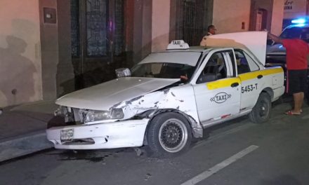 Taxi y auto chocan en el centro de Saltillo