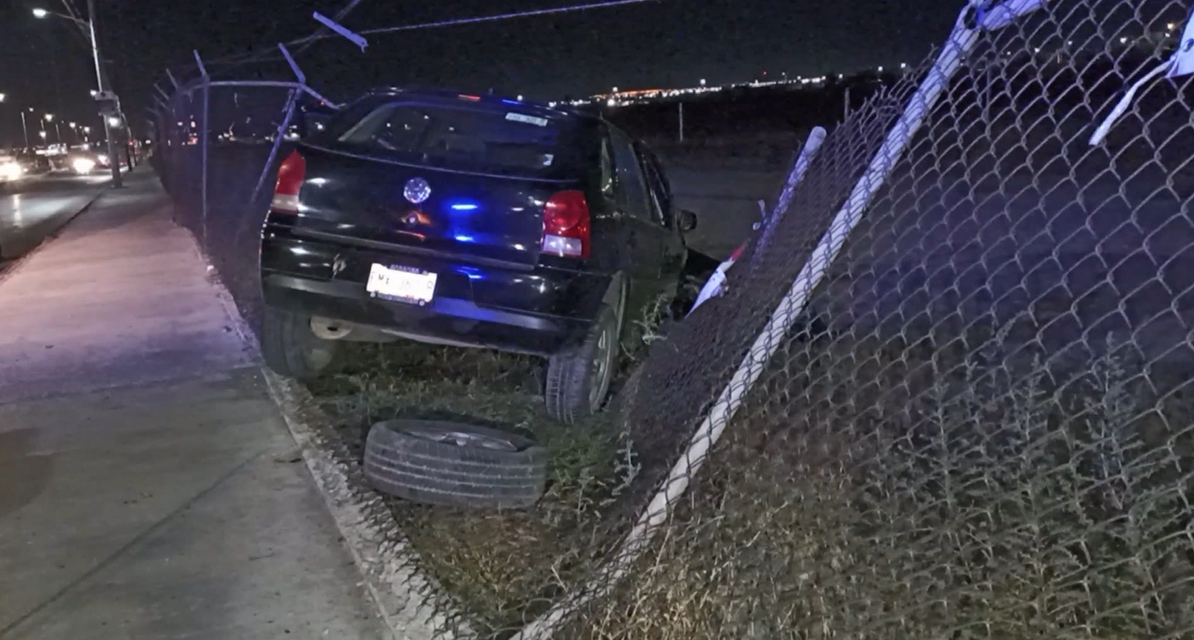 Saltillo: Queda incrustado en la malla, perdió el control por la velocidad