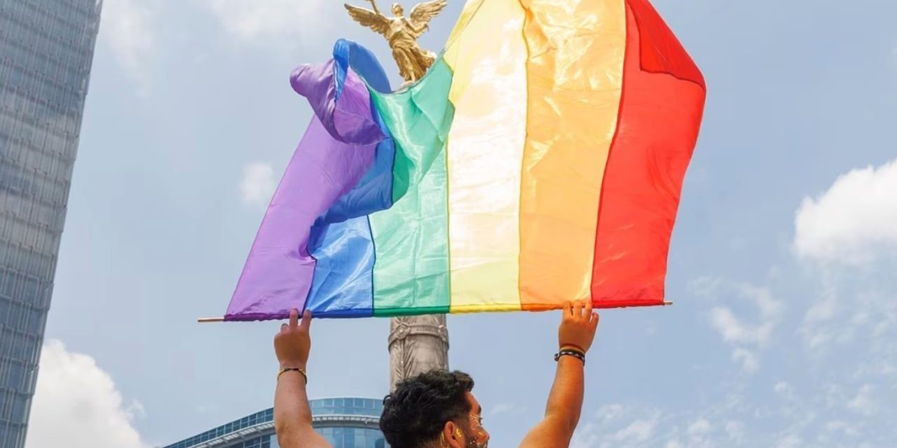 Participan miles en la Marcha del Orgullo LGBT+ de la Ciudad de México