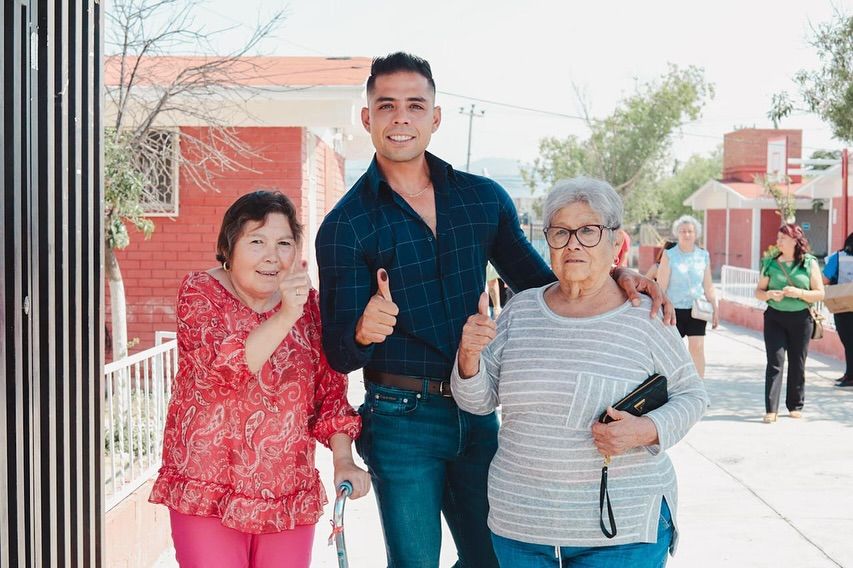 Acude Mitchel a votar en familia