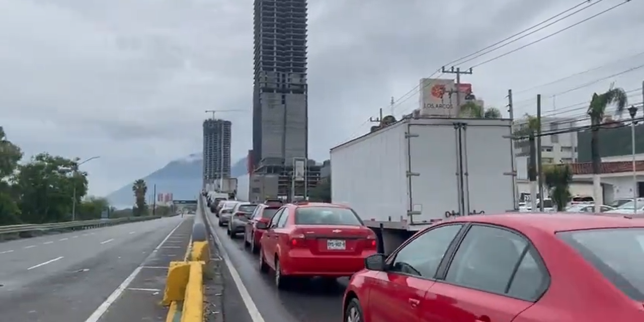 Caos vial en Monterrey por cierre de carriles exprés en Morones Prieto