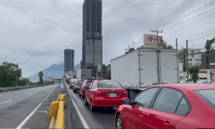 Caos vial en Monterrey por cierre de carriles exprés en Morones Prieto