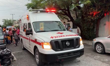 Jovencita de 15 años iba en moto y arrolla  a joven en Saltillo