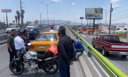 Motociclista se impacta por alcance contra un taxi en Saltillo