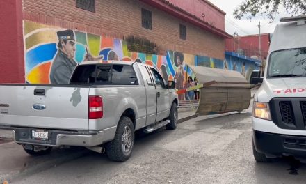 Conductor hace ‘chuza’ en Saltillo; atropella a mujer y derriba un parabús