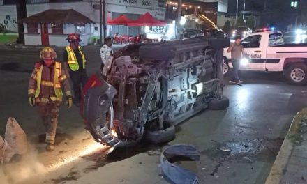 Mundo se les pone al revés tras volcaduras durante la madrugada