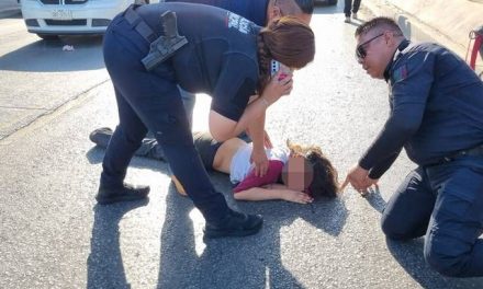 Niña de apenas 13 años se avienta de un puente y cae sobre un automóvil en Torreón